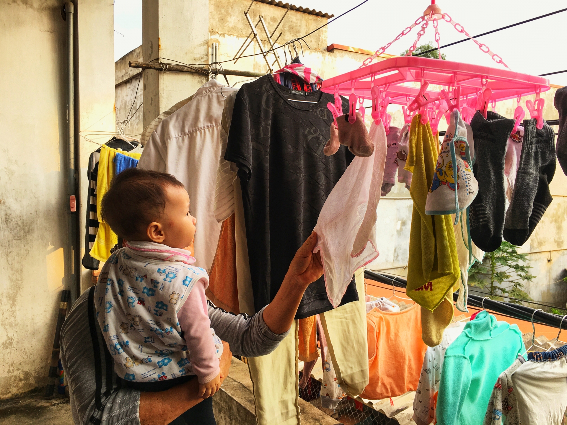 Cuộc sống ngột ngạt ở phòng trọ 9m2: "Em chán cảnh này lắm rồi!" cuoc song ngot ngat o phong tro 9m2 em chan canh nay lam roi