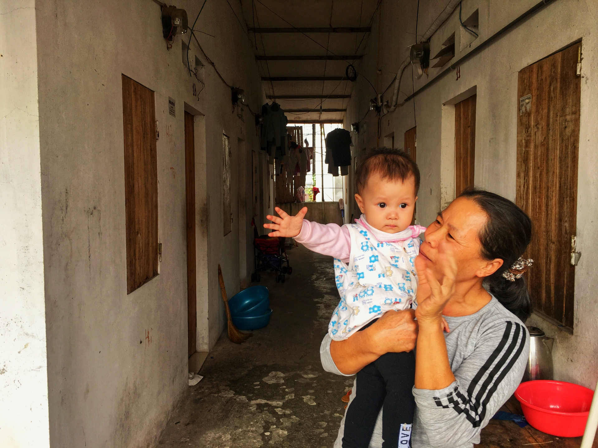 Cuộc sống ngột ngạt ở phòng trọ 9m2: "Em chán cảnh này lắm rồi!" cuoc song ngot ngat o phong tro 9m2 em chan canh nay lam roi