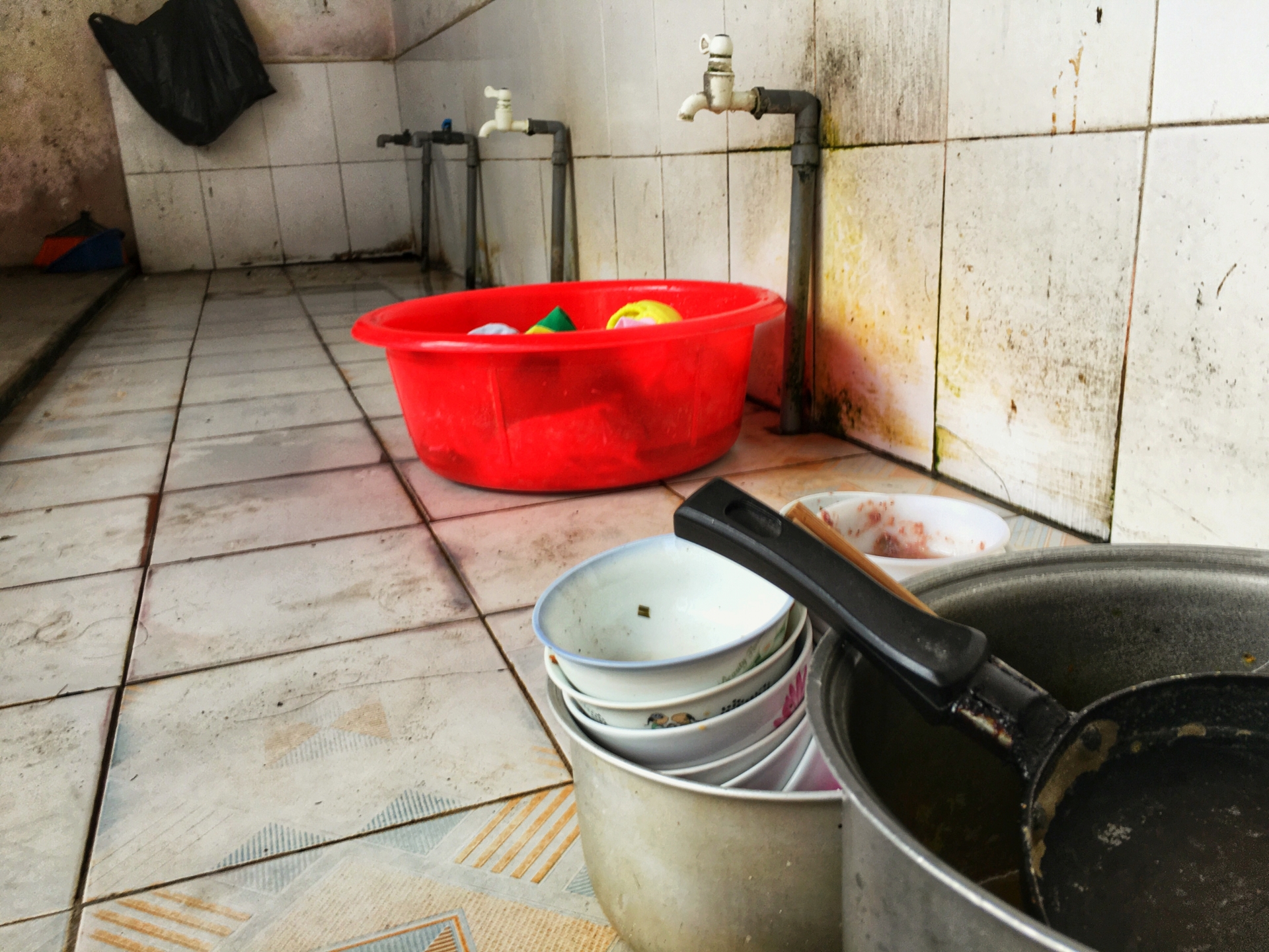 Cuộc sống ngột ngạt ở phòng trọ 9m2: "Em chán cảnh này lắm rồi!" cuoc song ngot ngat o phong tro 9m2 em chan canh nay lam roi