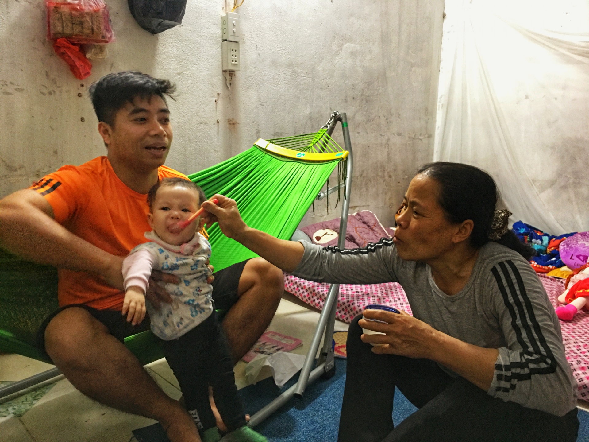 Cuộc sống ngột ngạt ở phòng trọ 9m2: "Em chán cảnh này lắm rồi!" cuoc song ngot ngat o phong tro 9m2 em chan canh nay lam roi