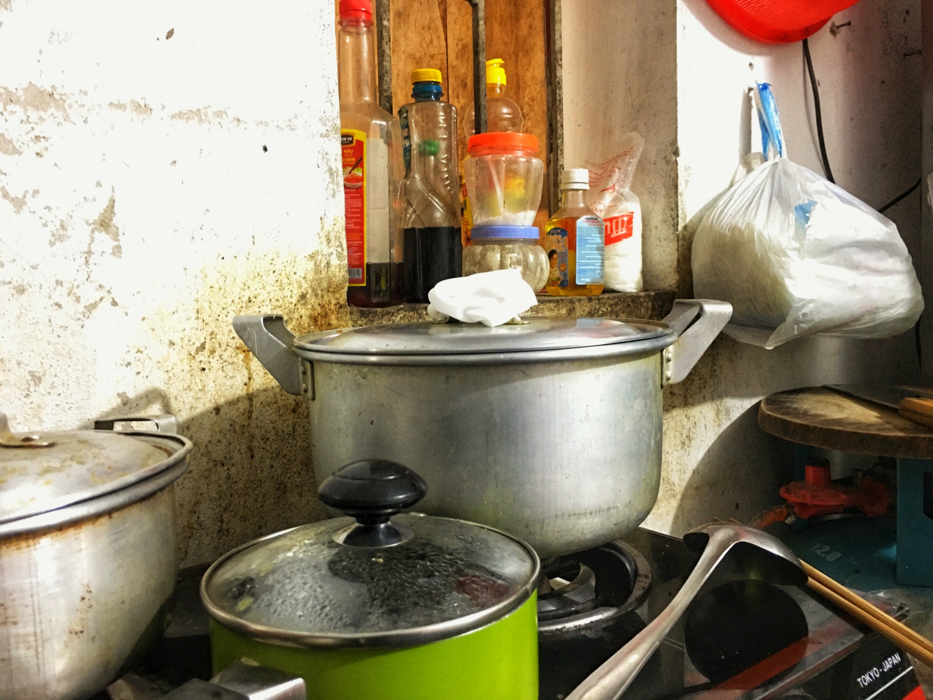 Cuộc sống ngột ngạt ở phòng trọ 9m2: "Em chán cảnh này lắm rồi!" cuoc song ngot ngat o phong tro 9m2 em chan canh nay lam roi