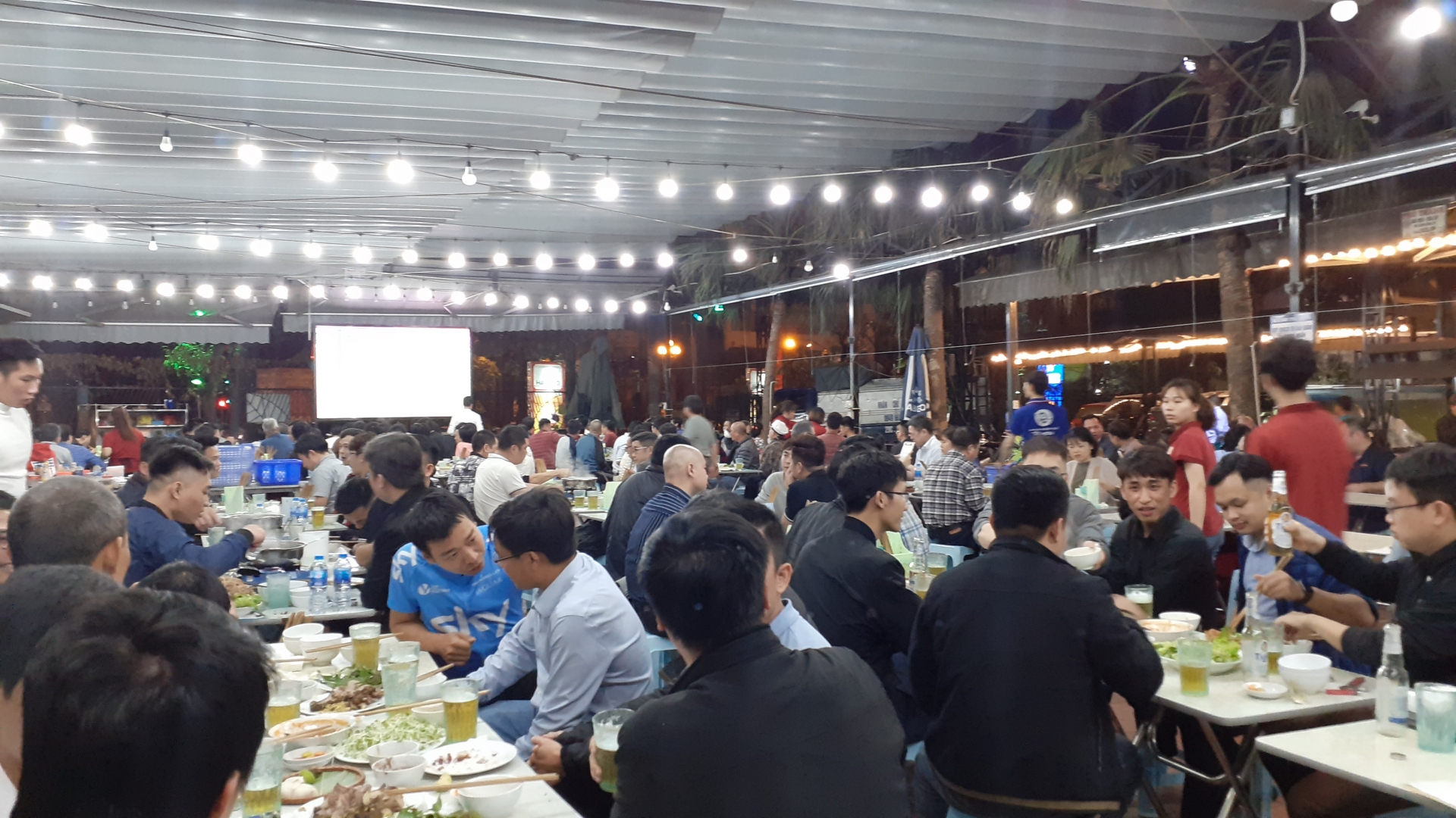 Hà Nội: Xem bóng đá vẫn nhậu nhẹt tưng bừng ha noi co bong da van nhau nhet tung bung