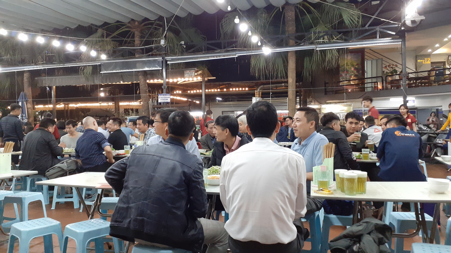 Hà Nội: Xem bóng đá vẫn nhậu nhẹt tưng bừng ha noi co bong da van nhau nhet tung bung