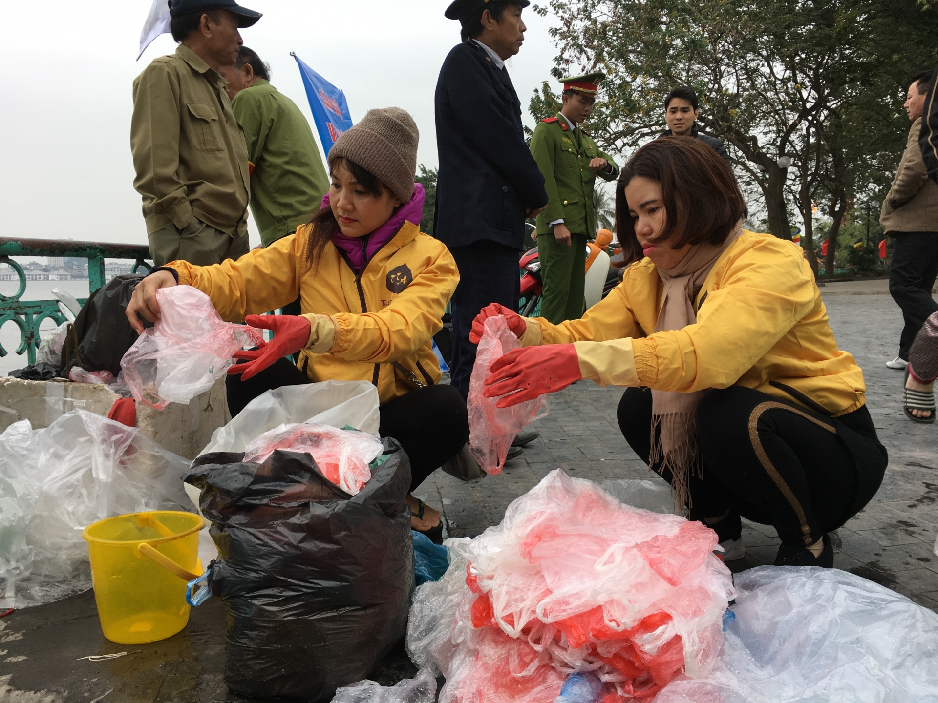 ngay tet tao quan tha ca dung tha tui nilon