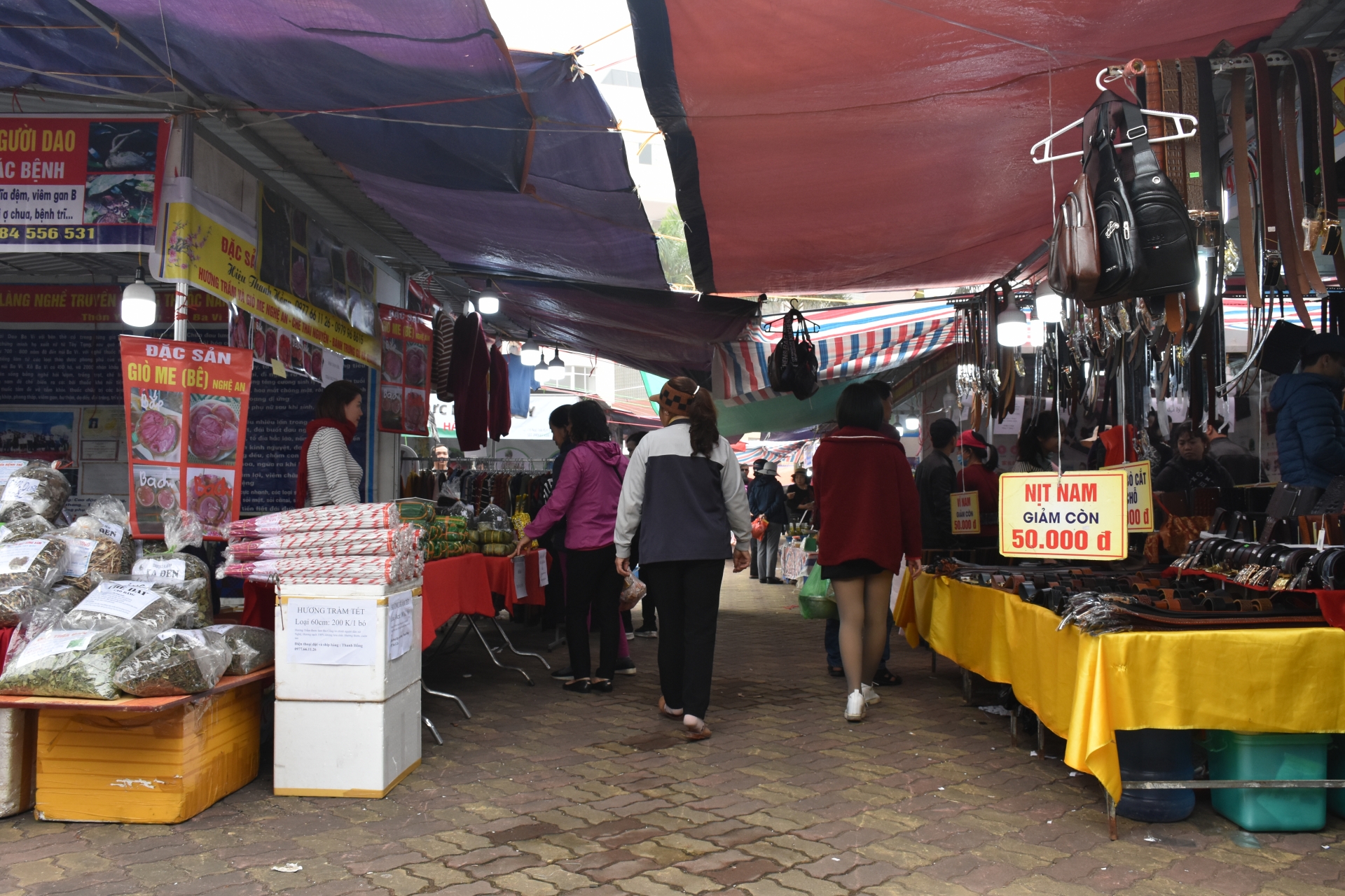 nguoi lao dong no nuc di hoi cho xuan rinh do dip tet