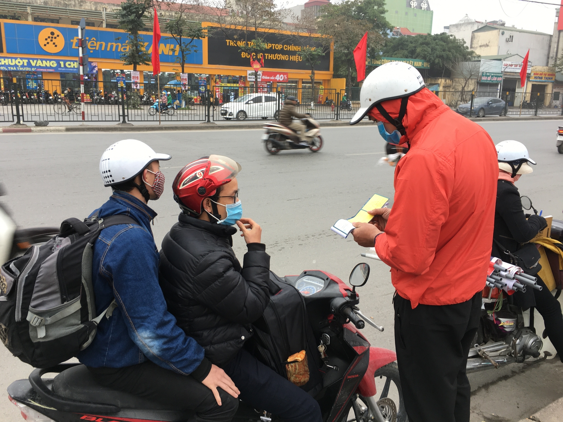 cua ngo quoc lo 1a cu ram ro tung doan nguoi noi nhau ve que an tet