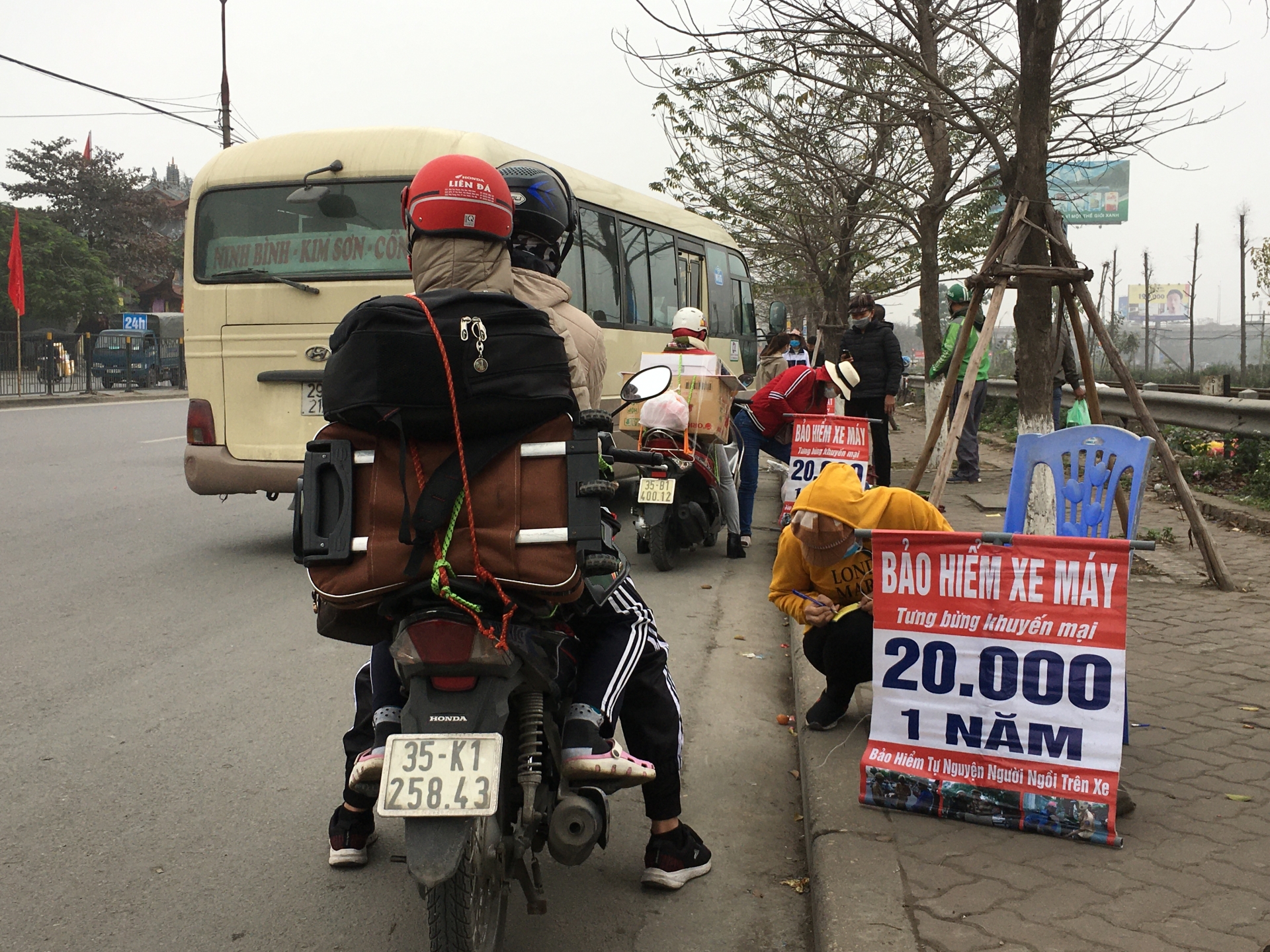 cua ngo quoc lo 1a cu ram ro tung doan nguoi noi nhau ve que an tet