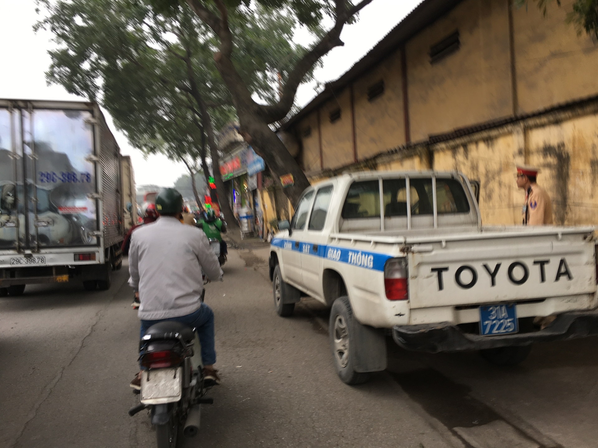 cua ngo quoc lo 1a cu ram ro tung doan nguoi noi nhau ve que an tet