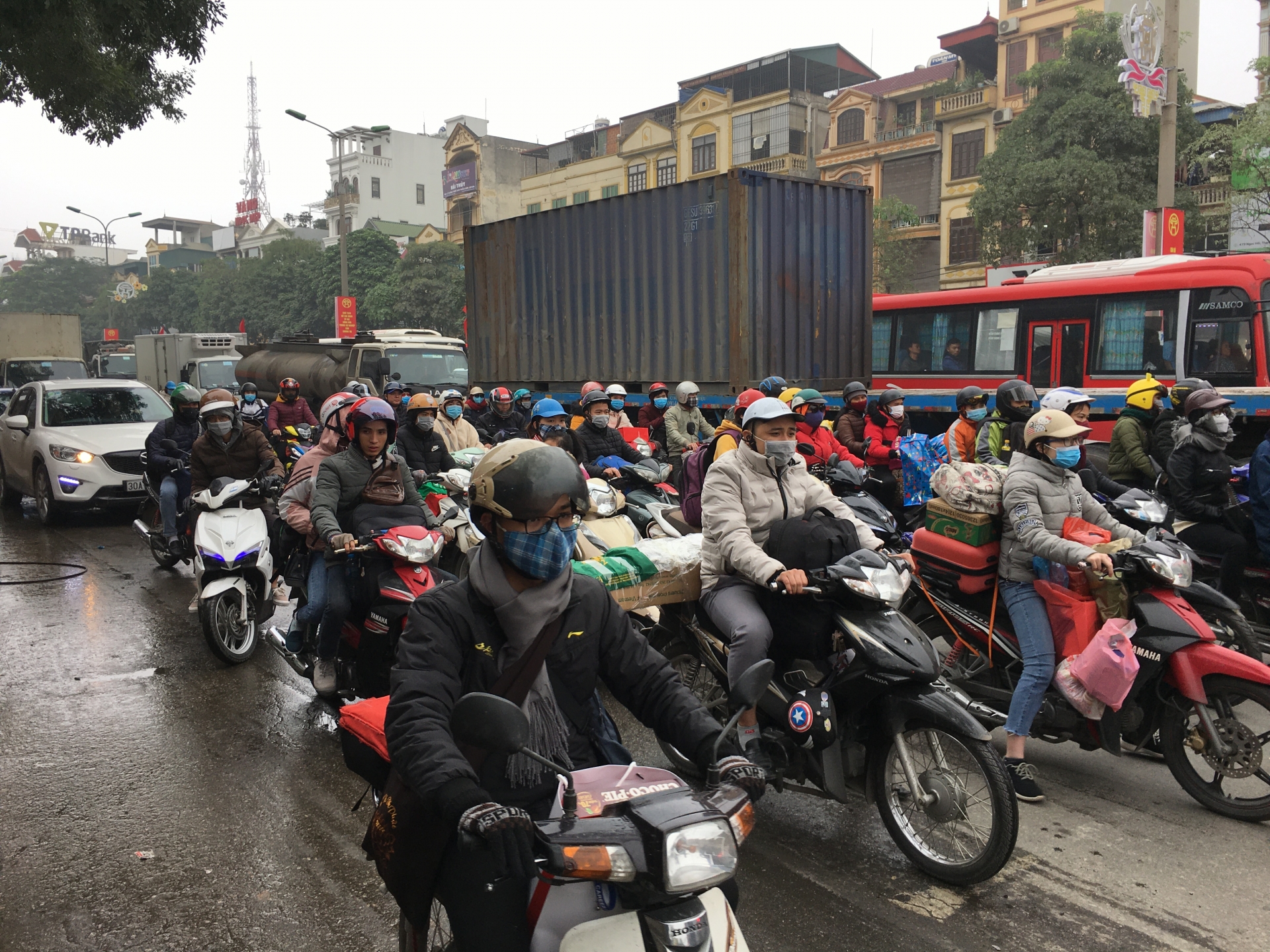 cua ngo quoc lo 1a cu ram ro tung doan nguoi noi nhau ve que an tet