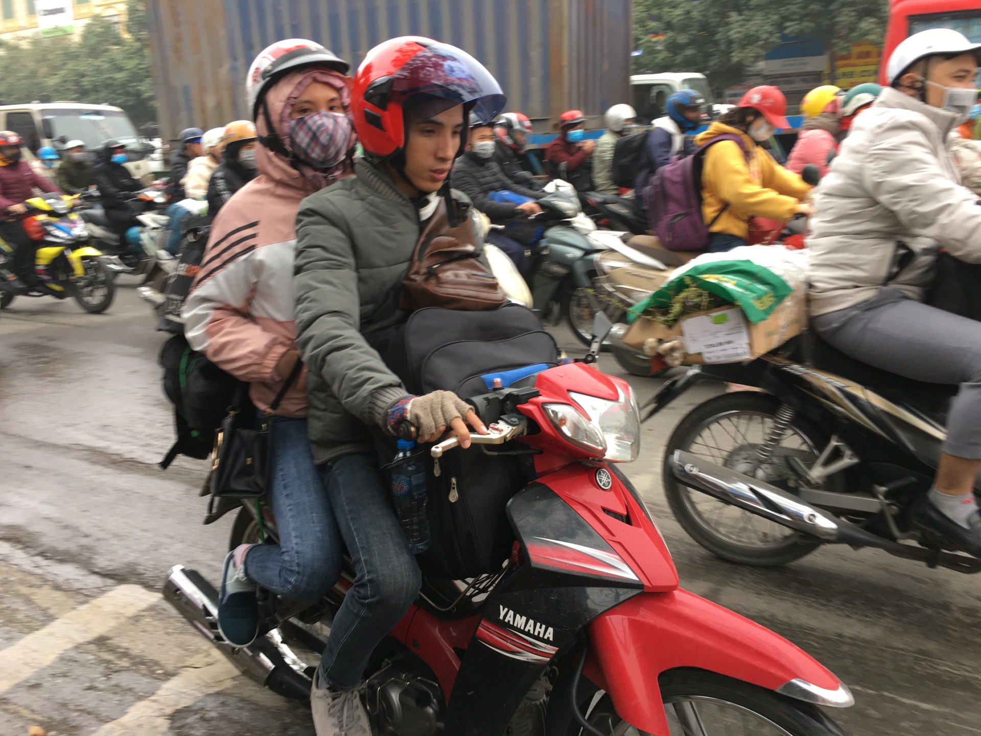 cua ngo quoc lo 1a cu ram ro tung doan nguoi noi nhau ve que an tet