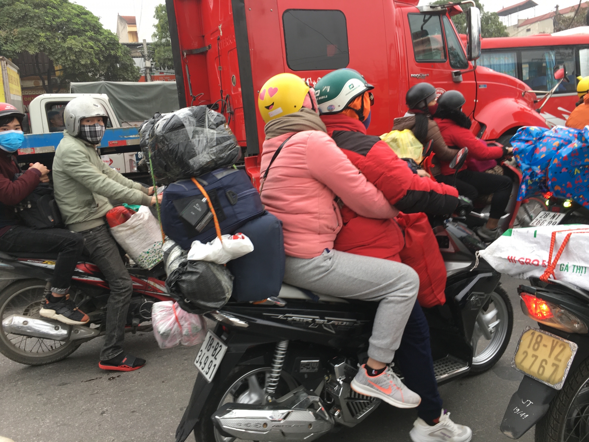 cua ngo quoc lo 1a cu ram ro tung doan nguoi noi nhau ve que an tet