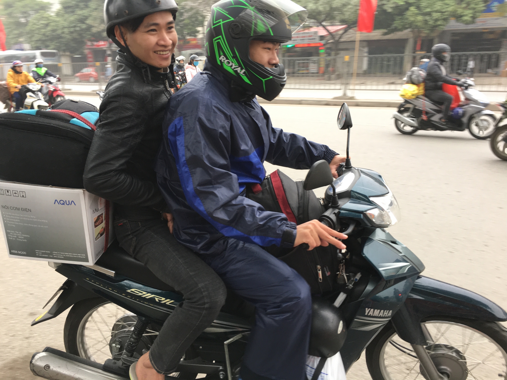 cua ngo quoc lo 1a cu ram ro tung doan nguoi noi nhau ve que an tet