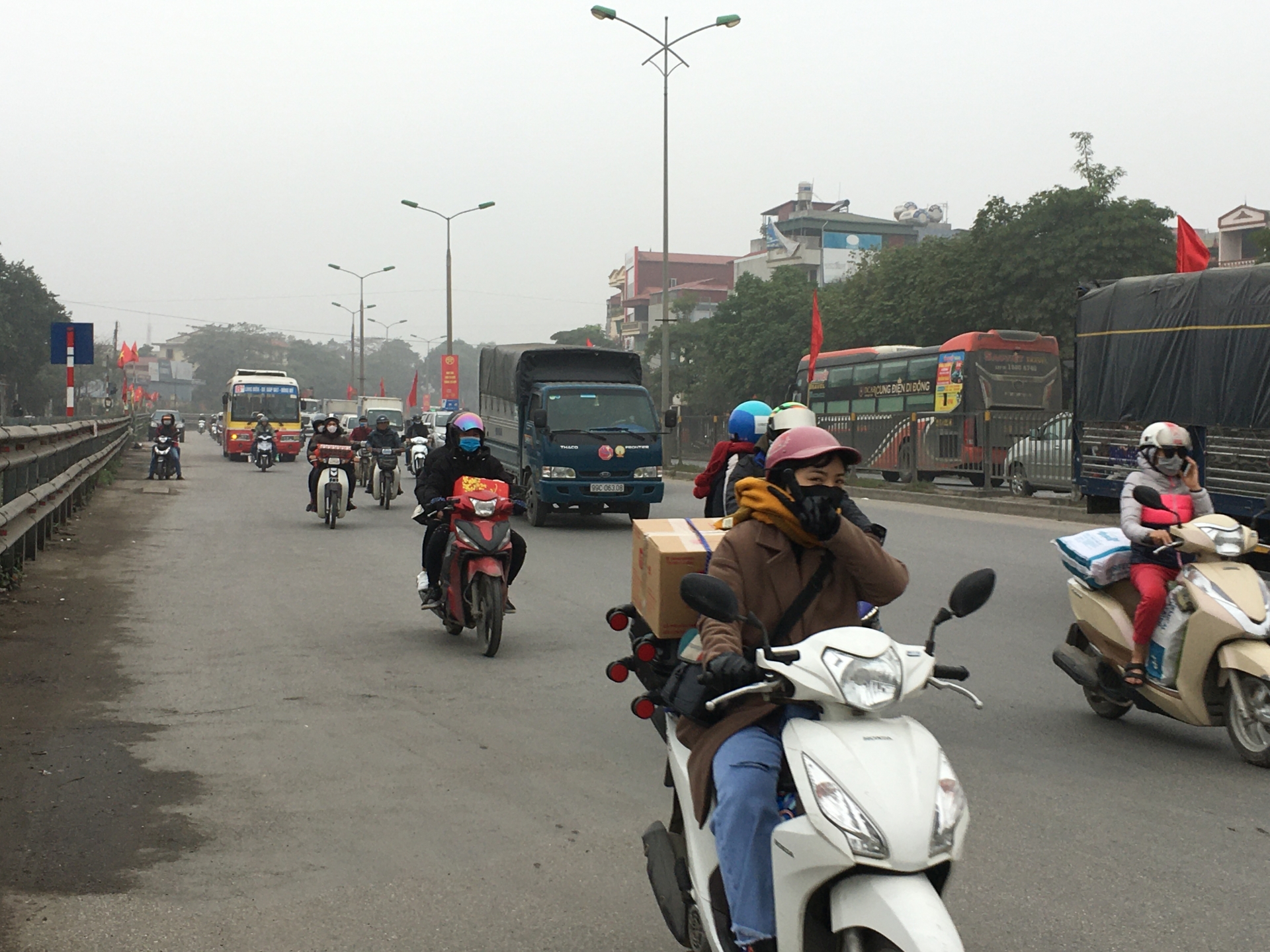 cua ngo quoc lo 1a cu ram ro tung doan nguoi noi nhau ve que an tet