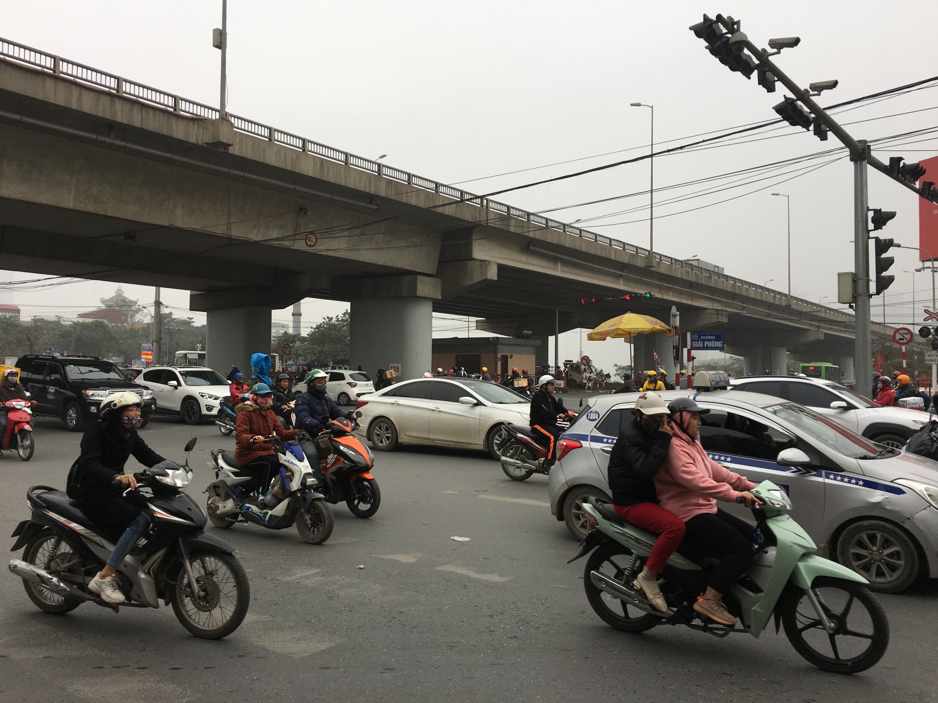 cua ngo quoc lo 1a cu ram ro tung doan nguoi noi nhau ve que an tet