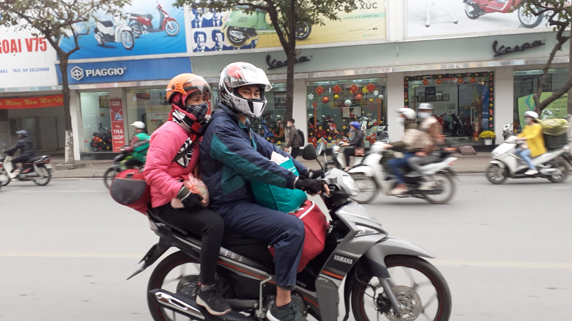 cua ngo quoc lo 1a cu ram ro tung doan nguoi noi nhau ve que an tet