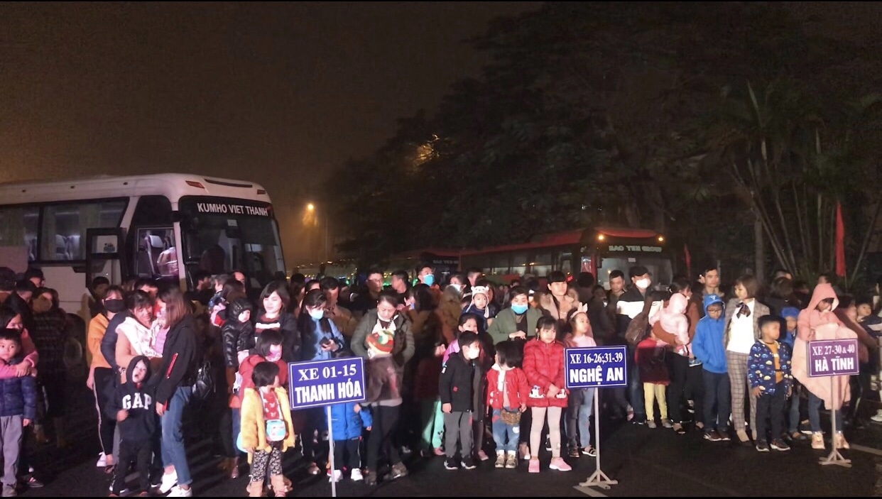 Từ tờ mờ sáng, "chuyến xe nghĩa tình" lăn bánh đưa công nhân nghèo về quê đón Tết