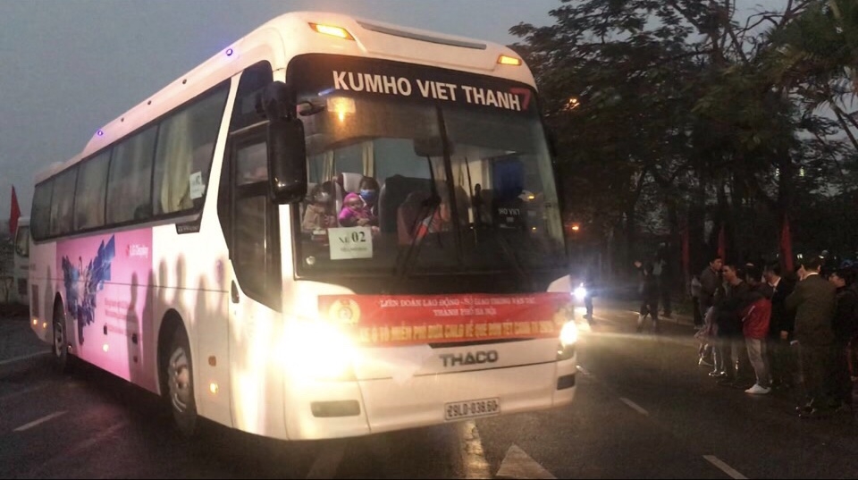 Từ tờ mờ sáng, "chuyến xe nghĩa tình" lăn bánh đưa công nhân nghèo về quê đón Tết ha noi nhung chuyen xe nghia tinh da chuyen banh sang nay