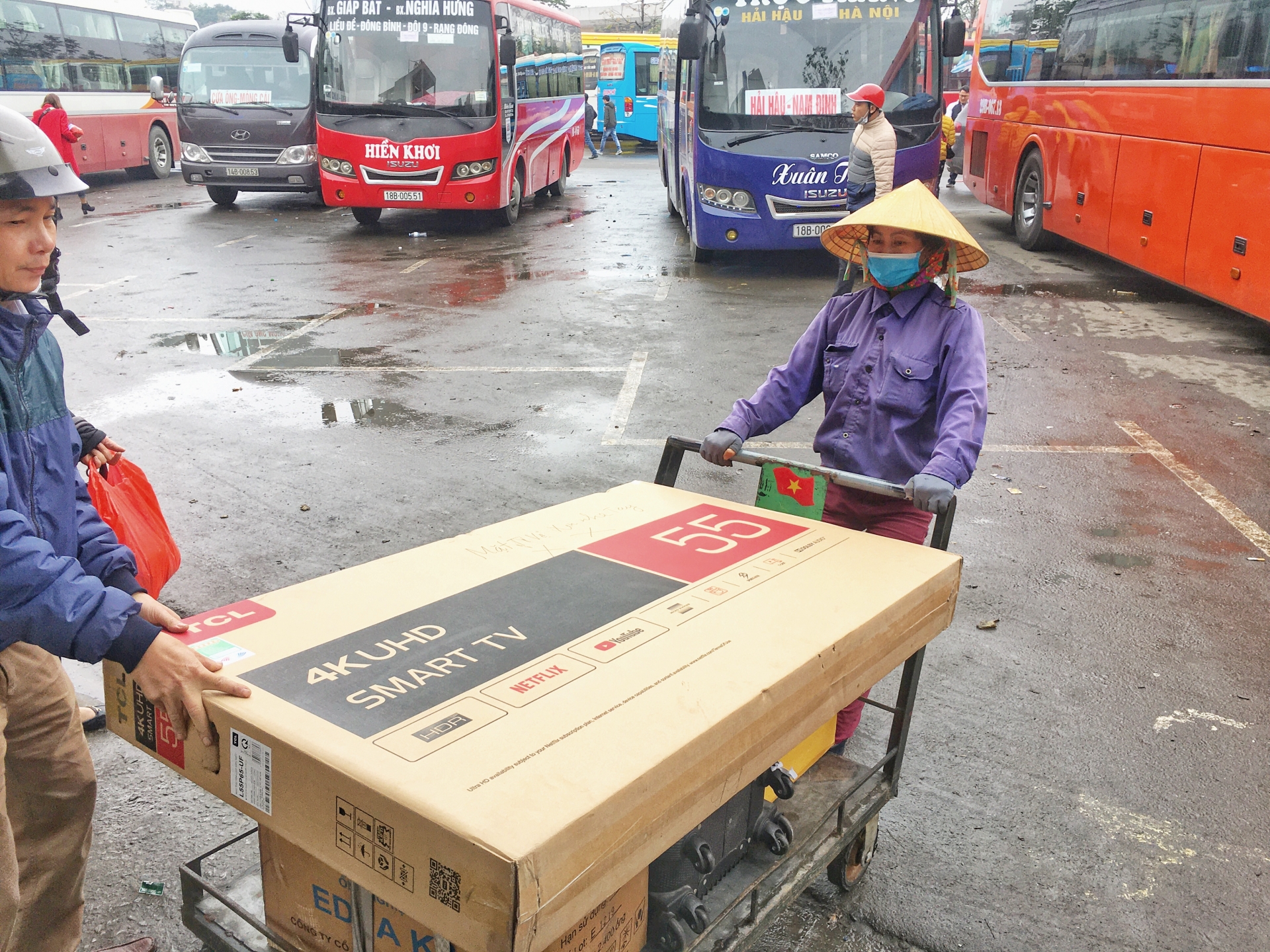 Trải lòng ngày cuối năm của nữ "cửu vạn" bến xe Giáp Bát