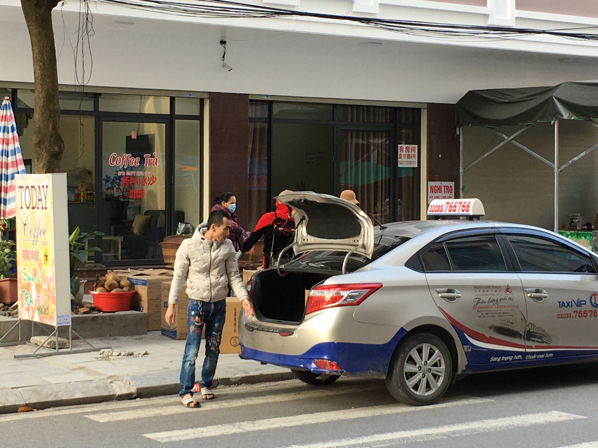 thuong lai trung quoc o at sang vung bien khau trang y te chay hang