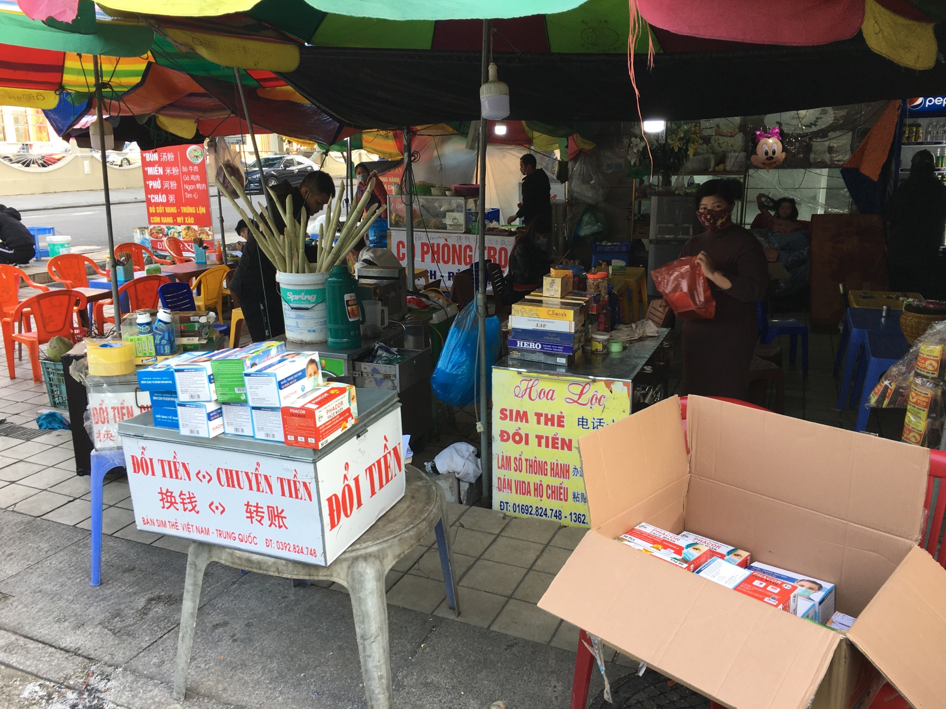 thuong lai trung quoc o at sang vung bien khau trang y te chay hang