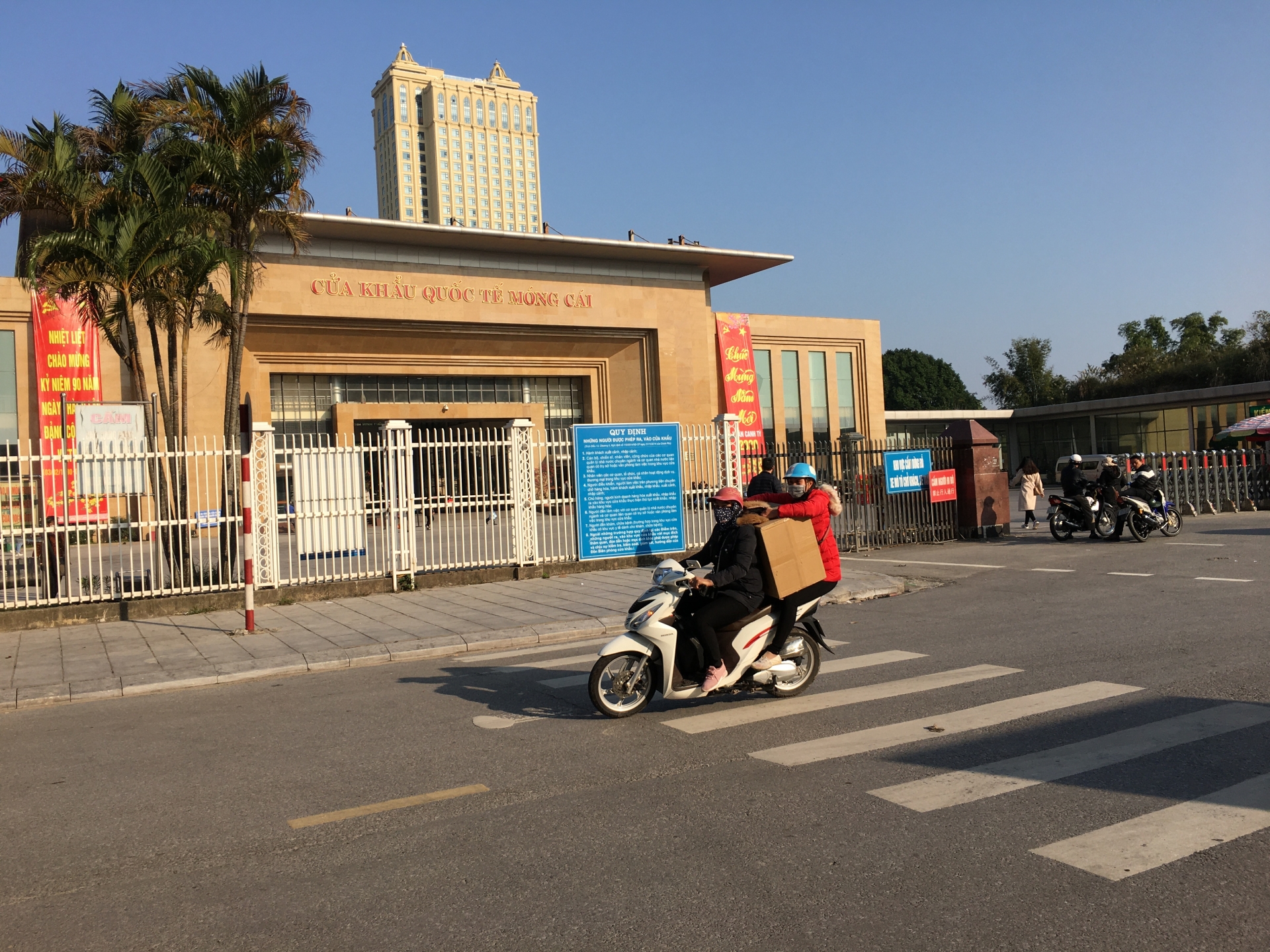 thuong lai trung quoc o at sang vung bien khau trang y te chay hang