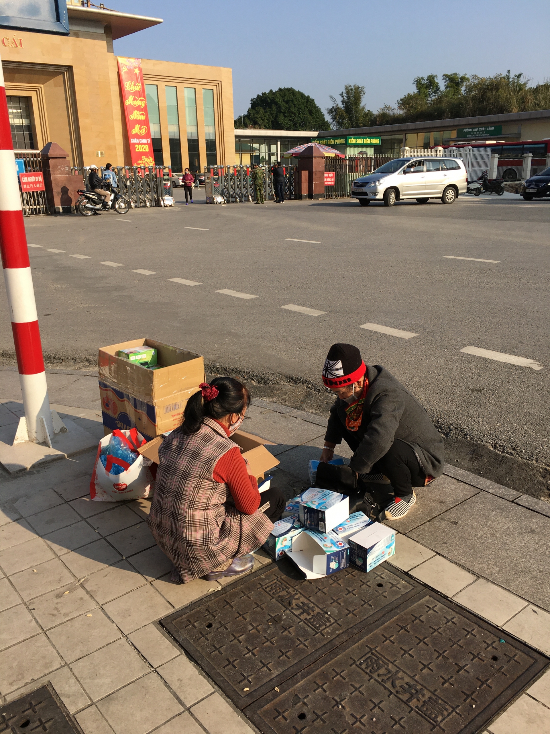 thuong lai trung quoc o at sang vung bien khau trang y te chay hang