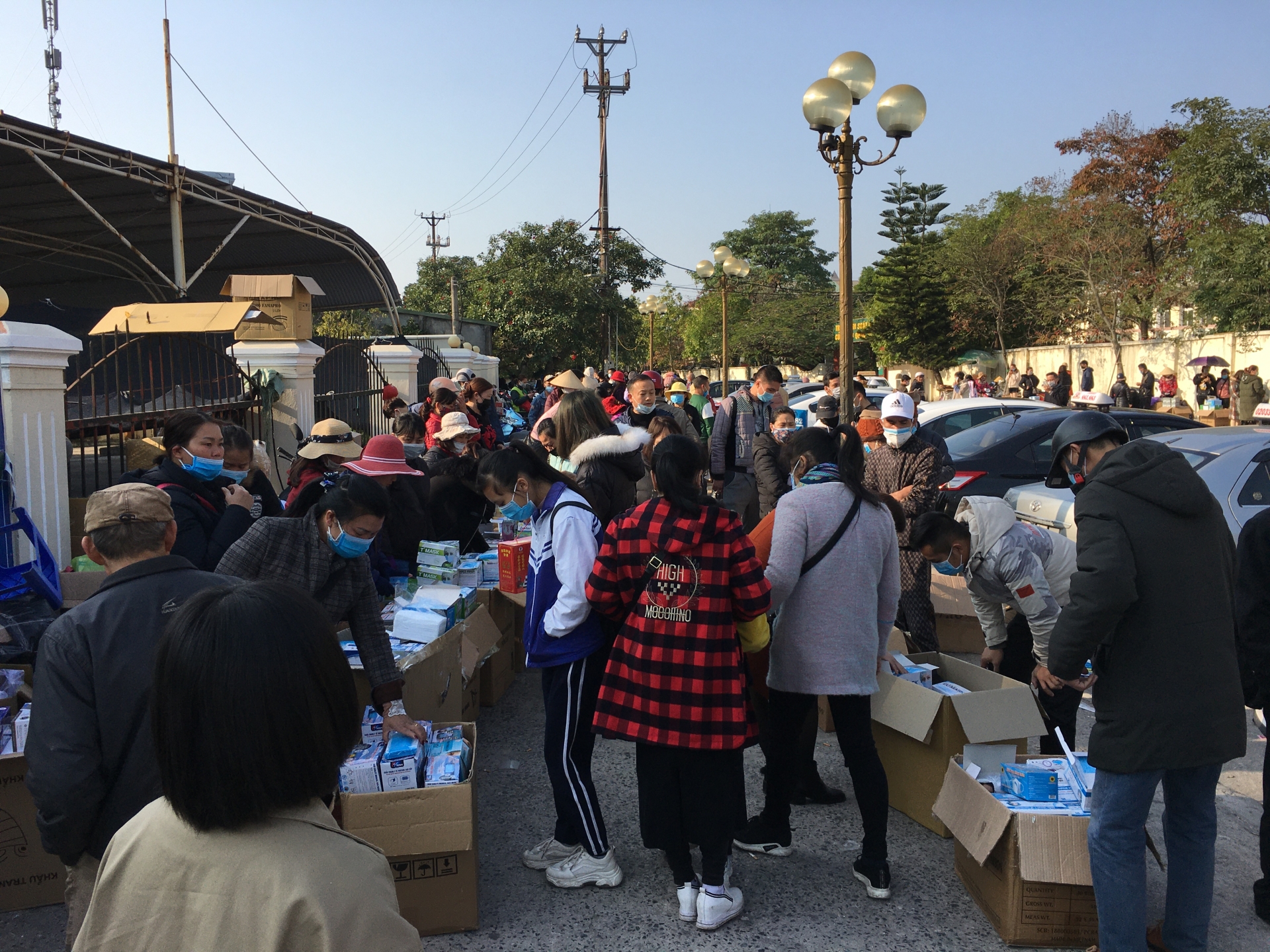 thuong lai trung quoc o at sang vung bien khau trang y te chay hang