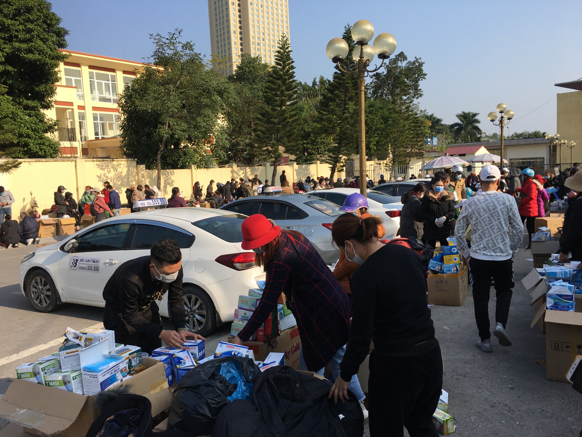 khau trang y te duoc van chuyen sang trung quoc nhu the nao