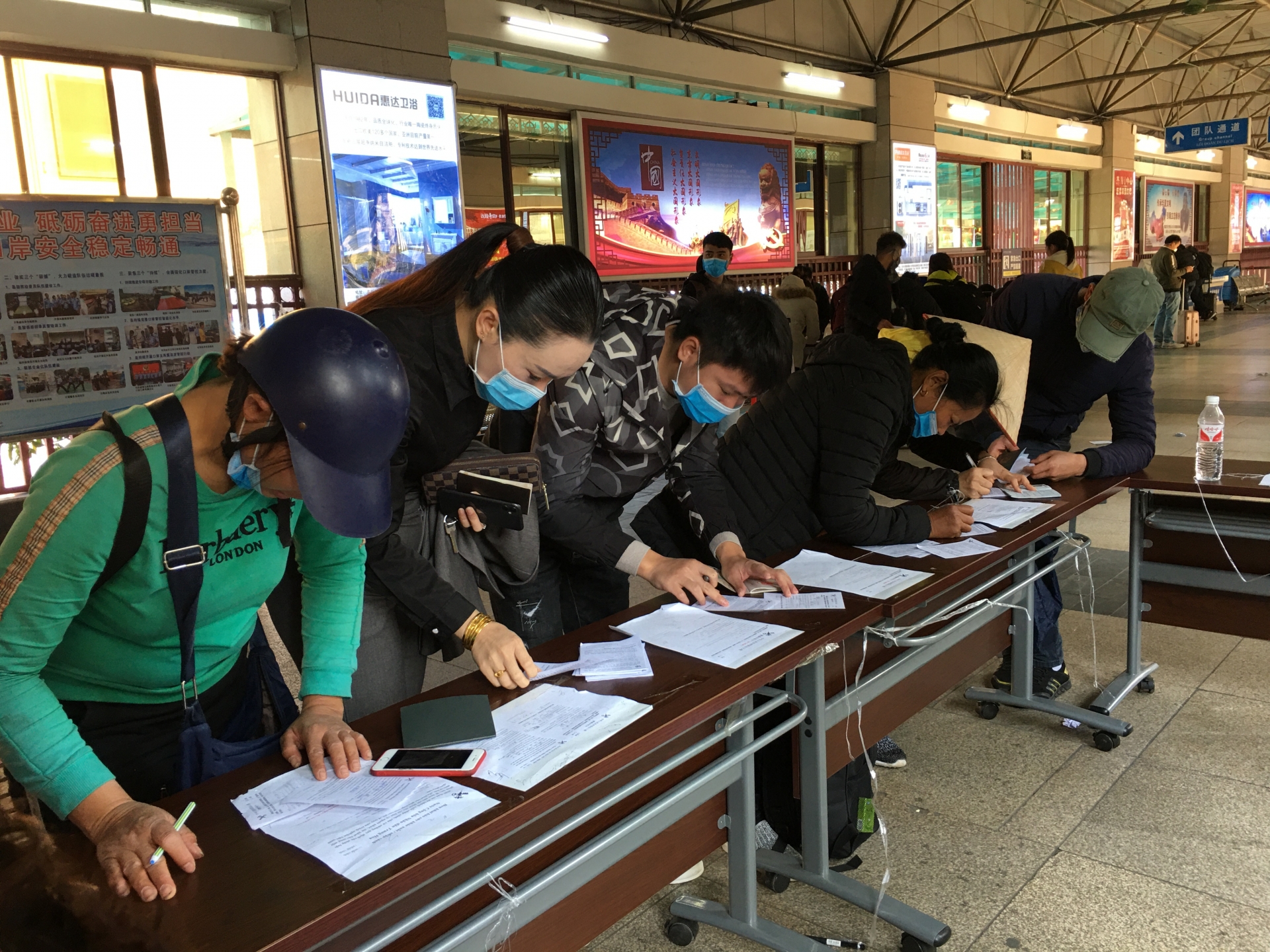 Hai đầu cửa khẩu Việt - Trung căng mình đối phó nạn dịch virus corona hai dau cua khau viet trung cang minh doi pho nan dich virus corona