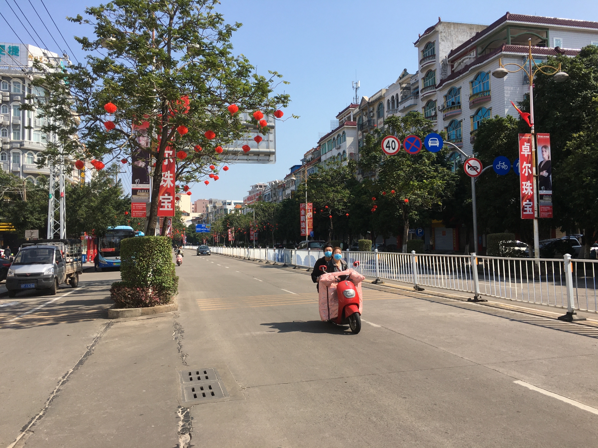 Lo sợ đại dịch virus corona: TP Đông Hưng "cửa đóng then cài", phố xá vắng lạ thường lo so dai dich virus corona tp dong hung cua dong then cai pho xa vang la thuong