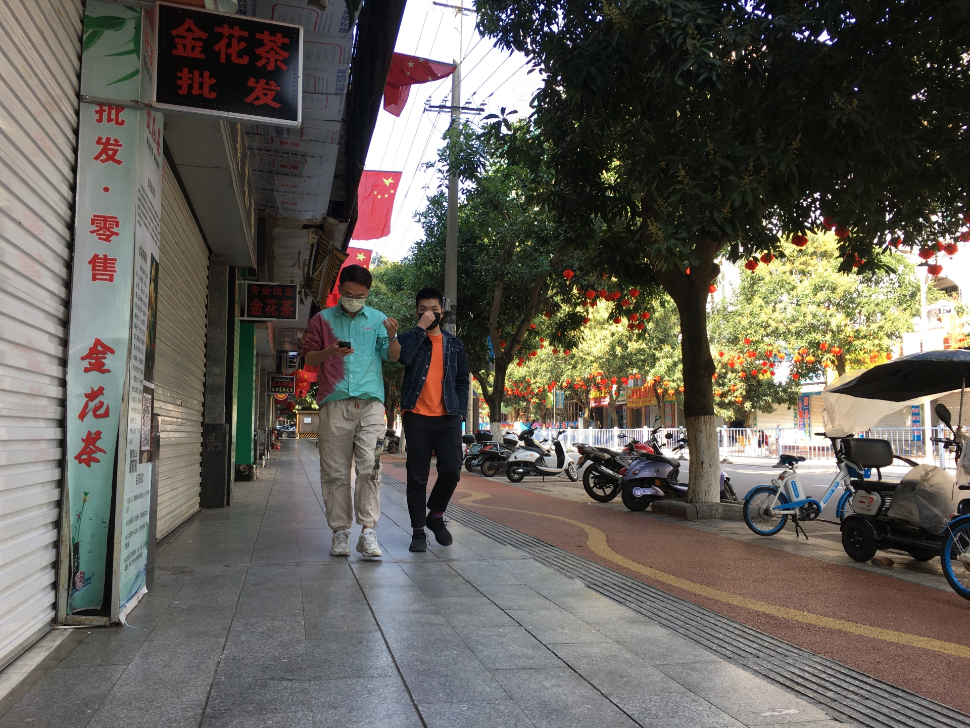 Lo sợ đại dịch virus corona: TP Đông Hưng "cửa đóng then cài", phố xá vắng lạ thường lo so dai dich virus corona tp dong hung cua dong then cai pho xa vang la thuong