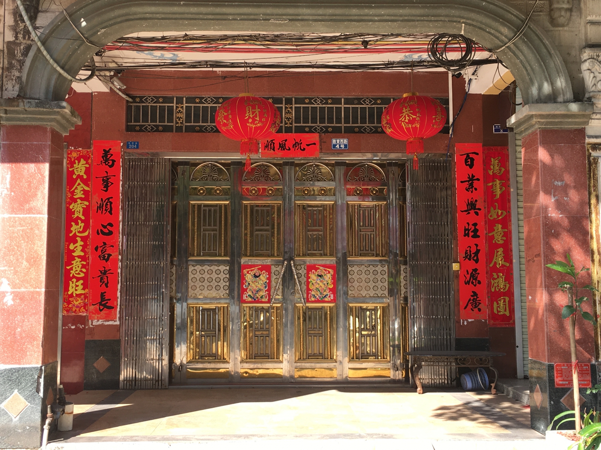 Lo sợ đại dịch virus corona: TP Đông Hưng "cửa đóng then cài", phố xá vắng lạ thường lo so dai dich virus corona tp dong hung cua dong then cai pho xa vang la thuong