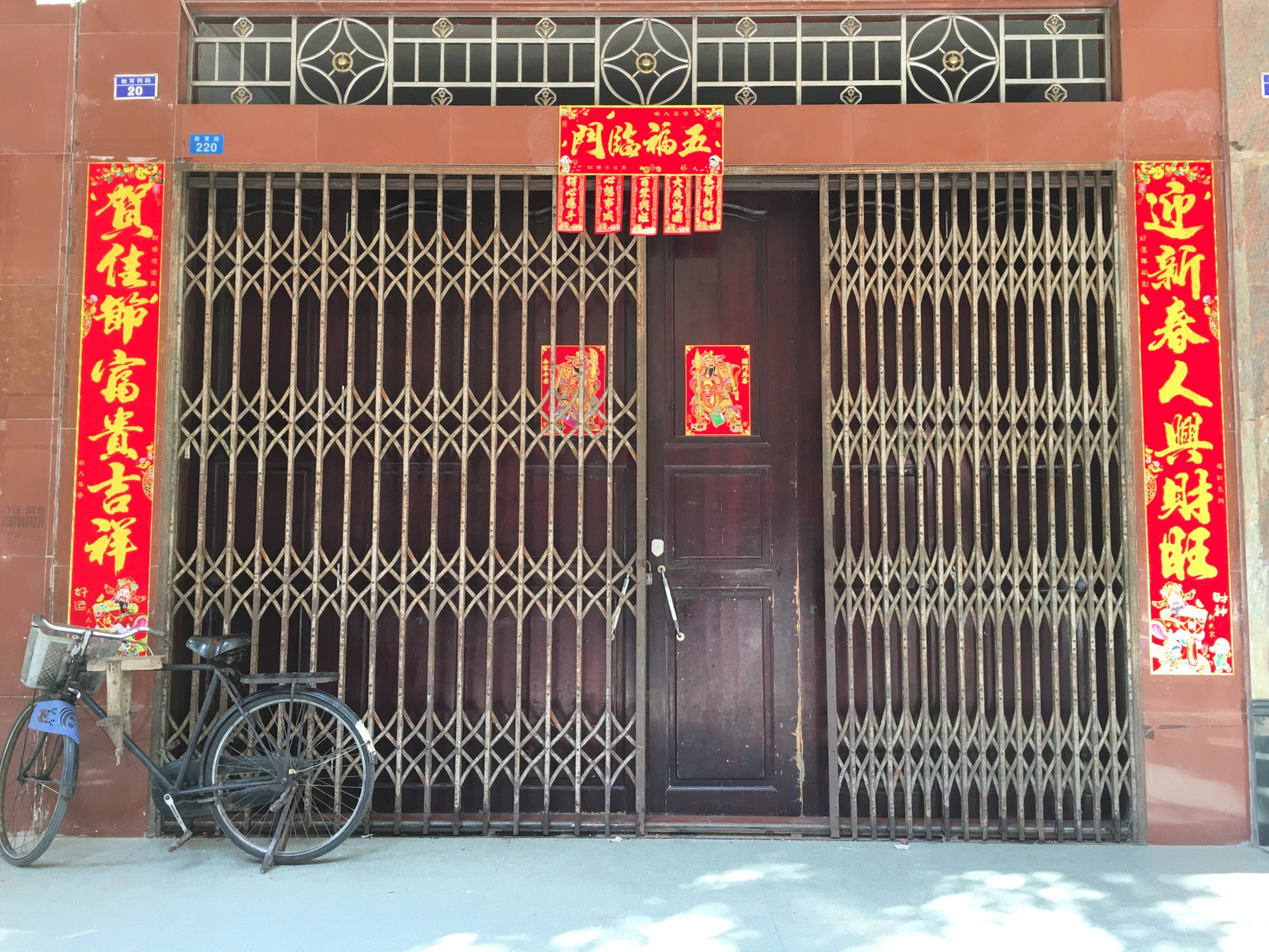 Lo sợ đại dịch virus corona: TP Đông Hưng "cửa đóng then cài", phố xá vắng lạ thường lo so dai dich virus corona tp dong hung cua dong then cai pho xa vang la thuong