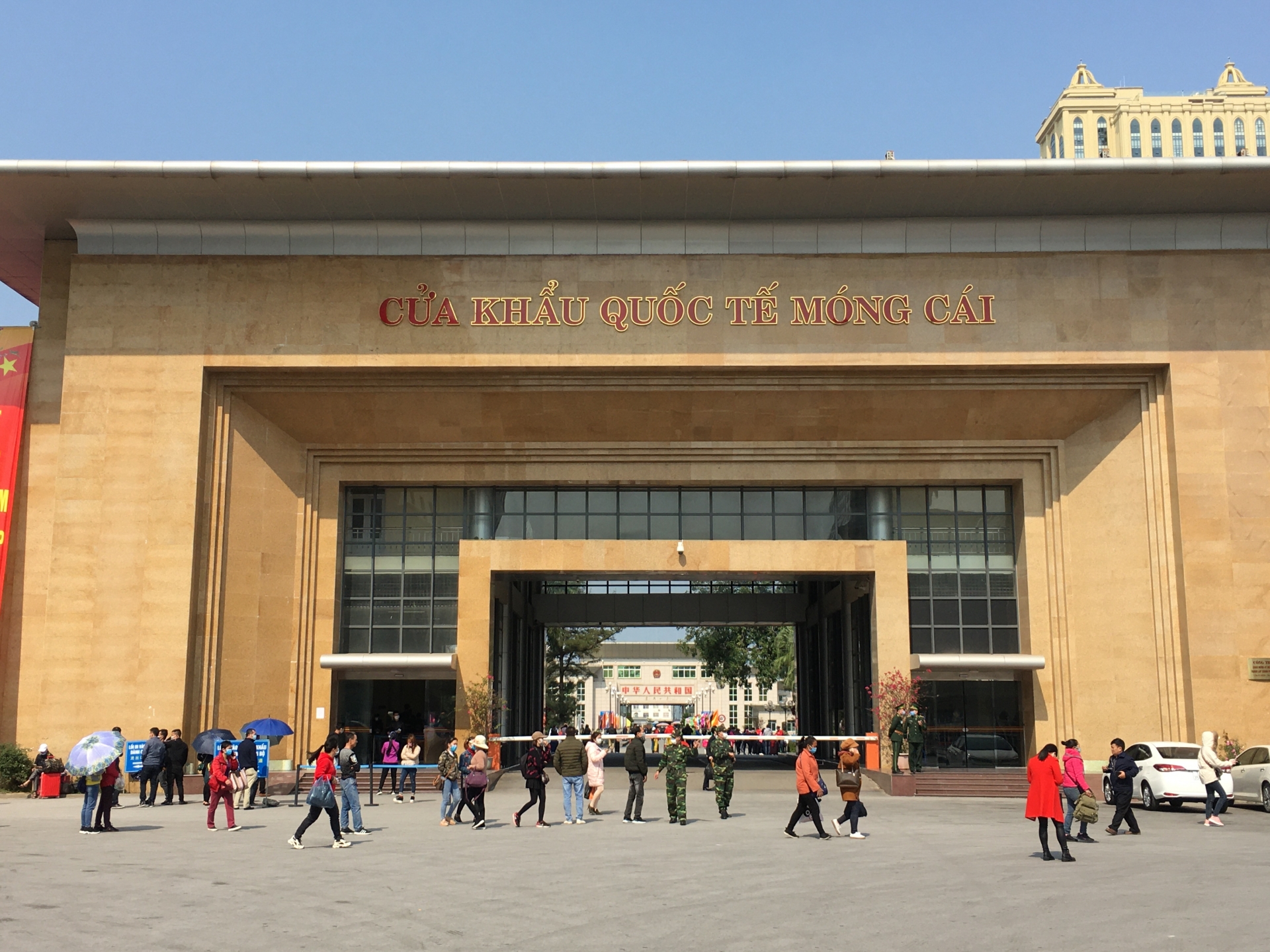 Tạm ngừng xuất nhập cảnh tại cửa khẩu quốc tế Móng Cái tam ngung xuat nhap canh tai cua khau quoc te mong cai