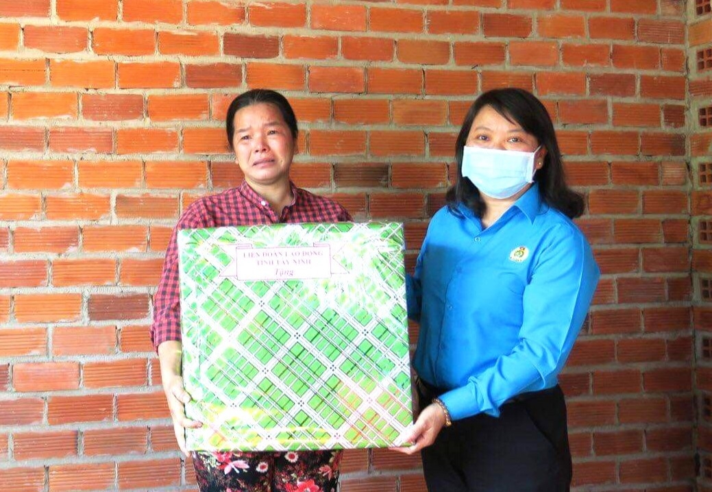 Công đoàn Công ty TNHH Pou Li VN: Trao 2 căn nhà mái ấm cho đoàn viên khó khăn