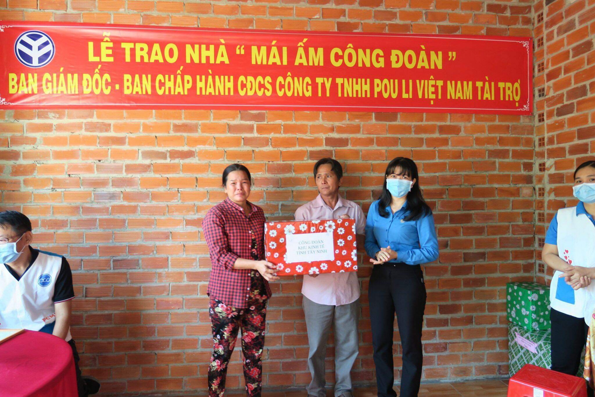 Công đoàn Công ty TNHH Pou Li VN: Trao 2 căn nhà mái ấm cho đoàn viên khó khăn