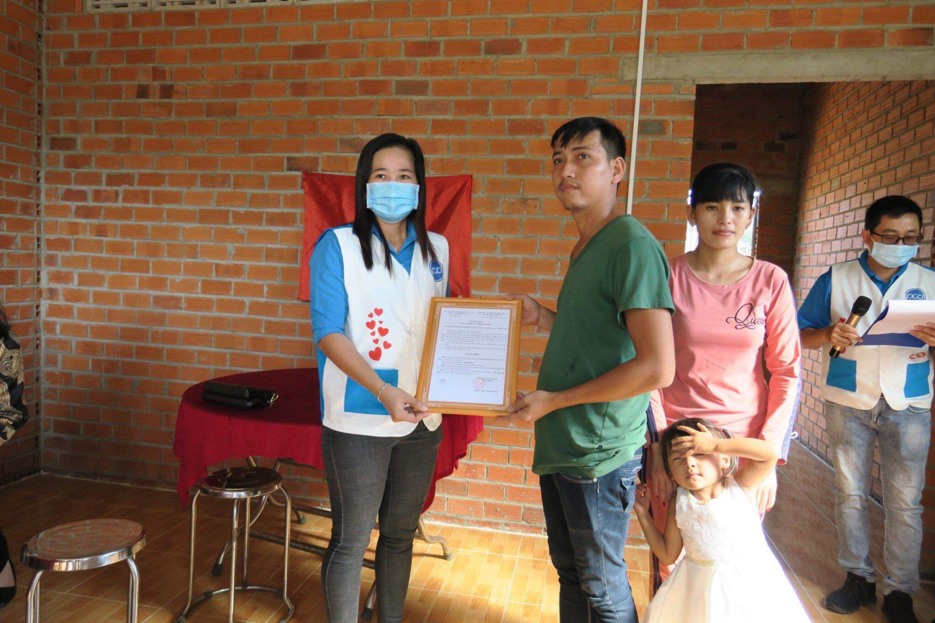 Công đoàn Công ty TNHH Pou Li VN: Trao 2 căn nhà mái ấm cho đoàn viên khó khăn