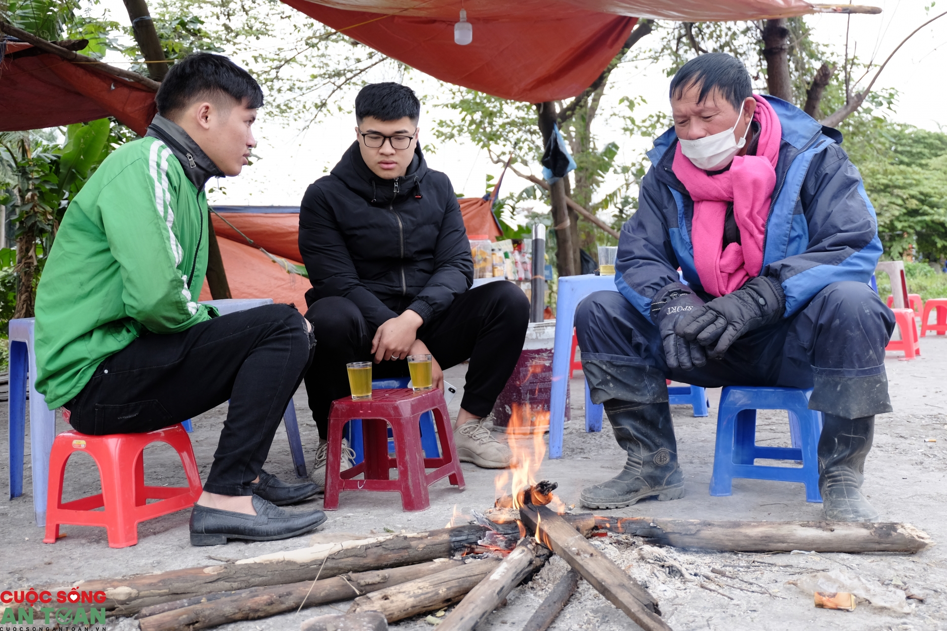 Muôn kiểu chống rét của công nhân lao động Muôn kiểu chống rét của công nhân lao động