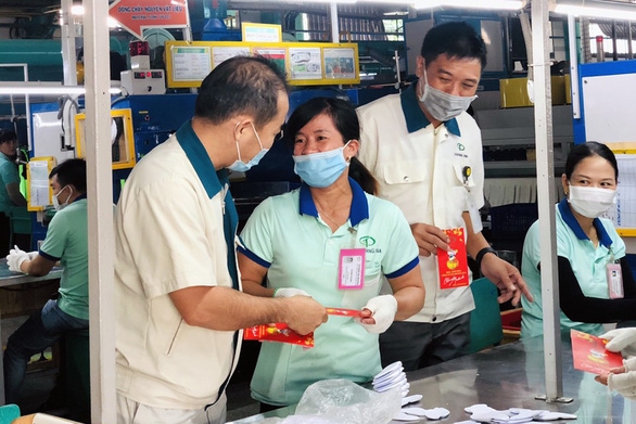 Ứng ngân sách từ tập đoàn để chi thưởng Tết cho công nhân gần 500 tỷ đồng Ứng ngân sách từ tập đoàn để chi thưởng Tết cho công nhân gần 500 tỷ đồng