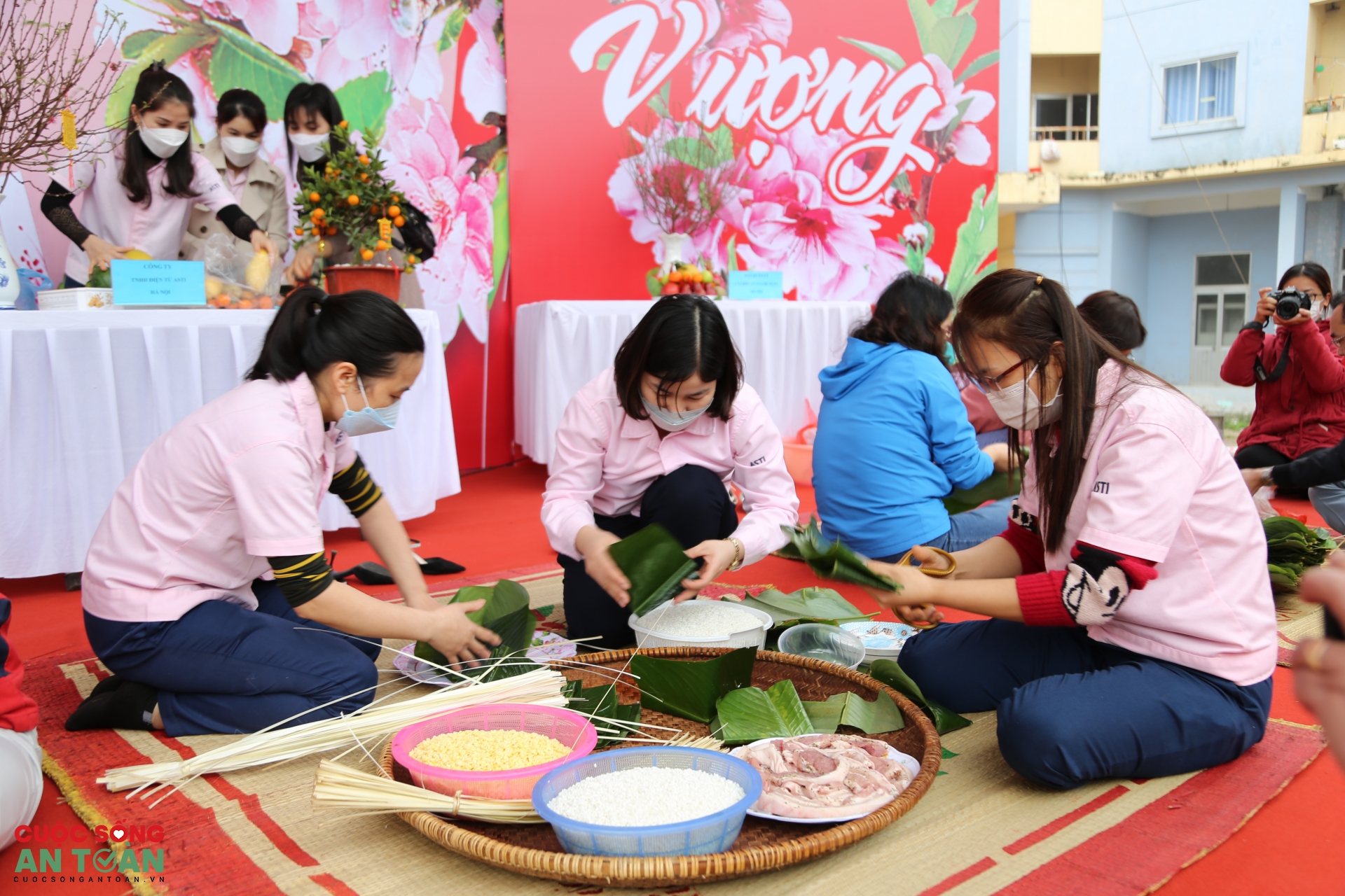 Công nhân Thủ đô trổ tài gói bánh chưng, bày mâm ngũ quả trong “Tết sum vầy”