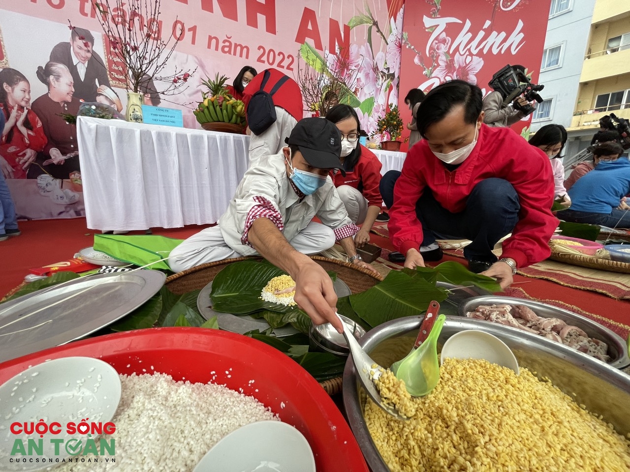 Công nhân Thủ đô trổ tài gói bánh chưng, bày mâm ngũ quả trong “Tết sum vầy”