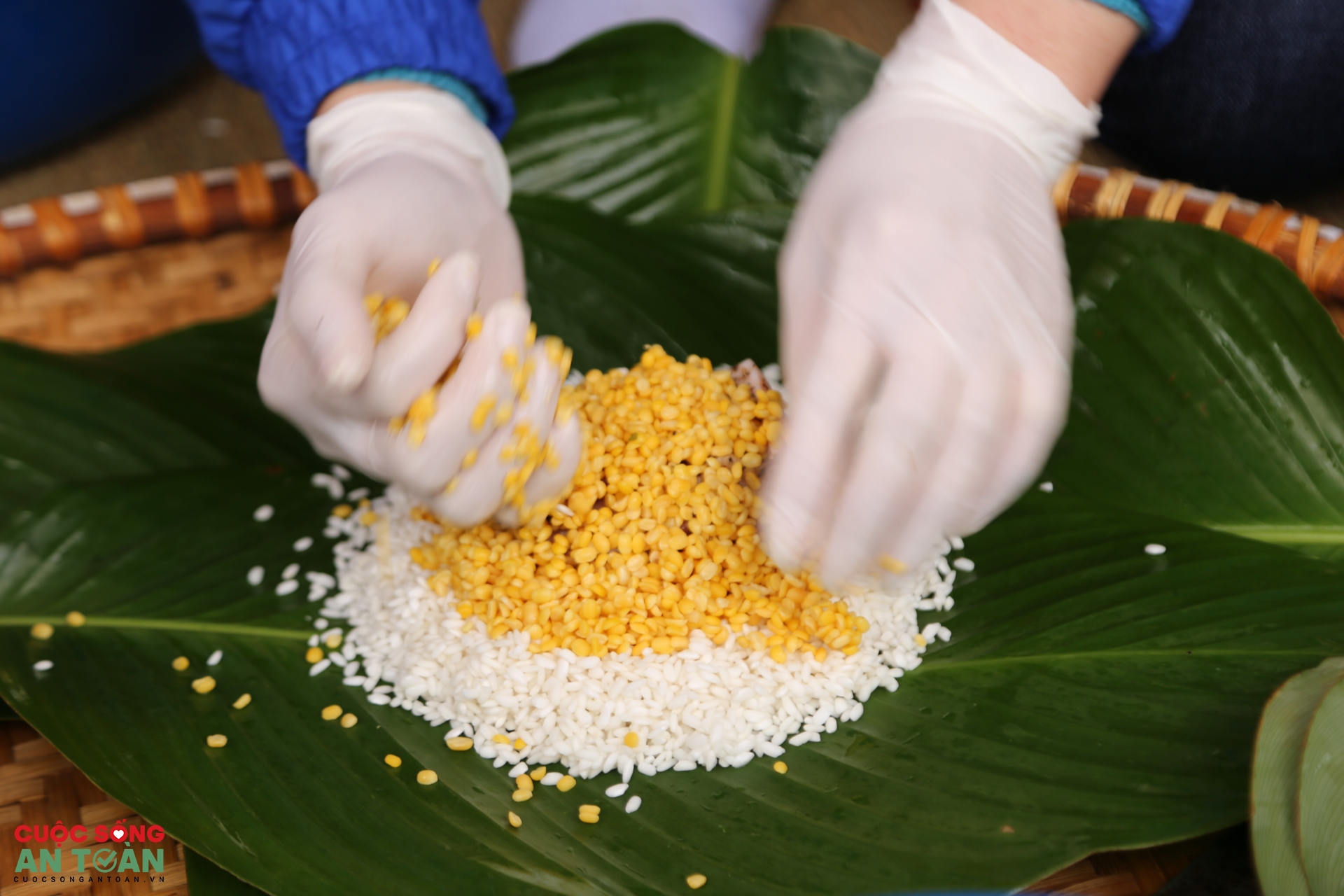 Công nhân Thủ đô trổ tài gói bánh chưng, bày mâm ngũ quả trong “Tết sum vầy”