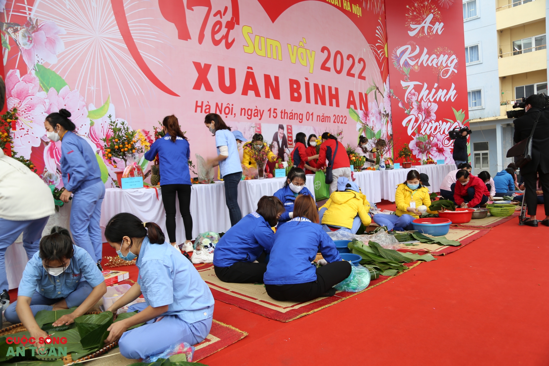 Công nhân Thủ đô trổ tài gói bánh chưng, bày mâm ngũ quả trong “Tết sum vầy”
