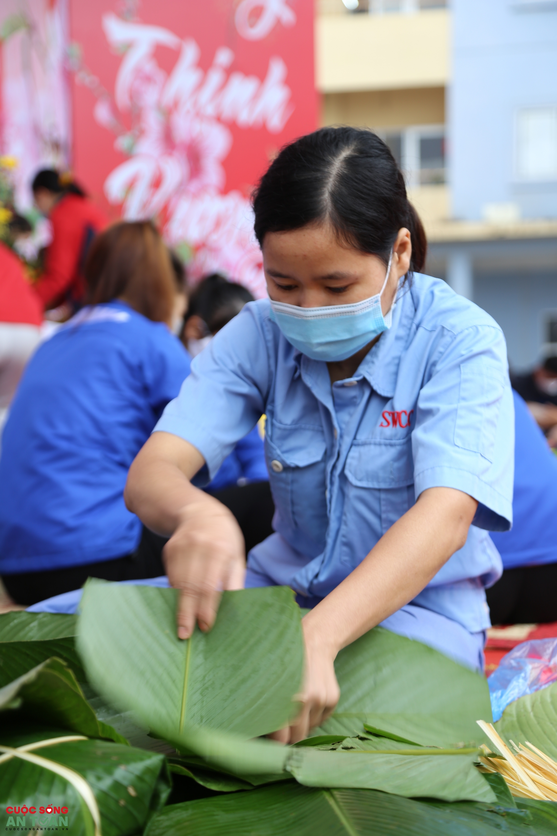 Công nhân Thủ đô trổ tài gói bánh chưng, bày mâm ngũ quả trong “Tết sum vầy”