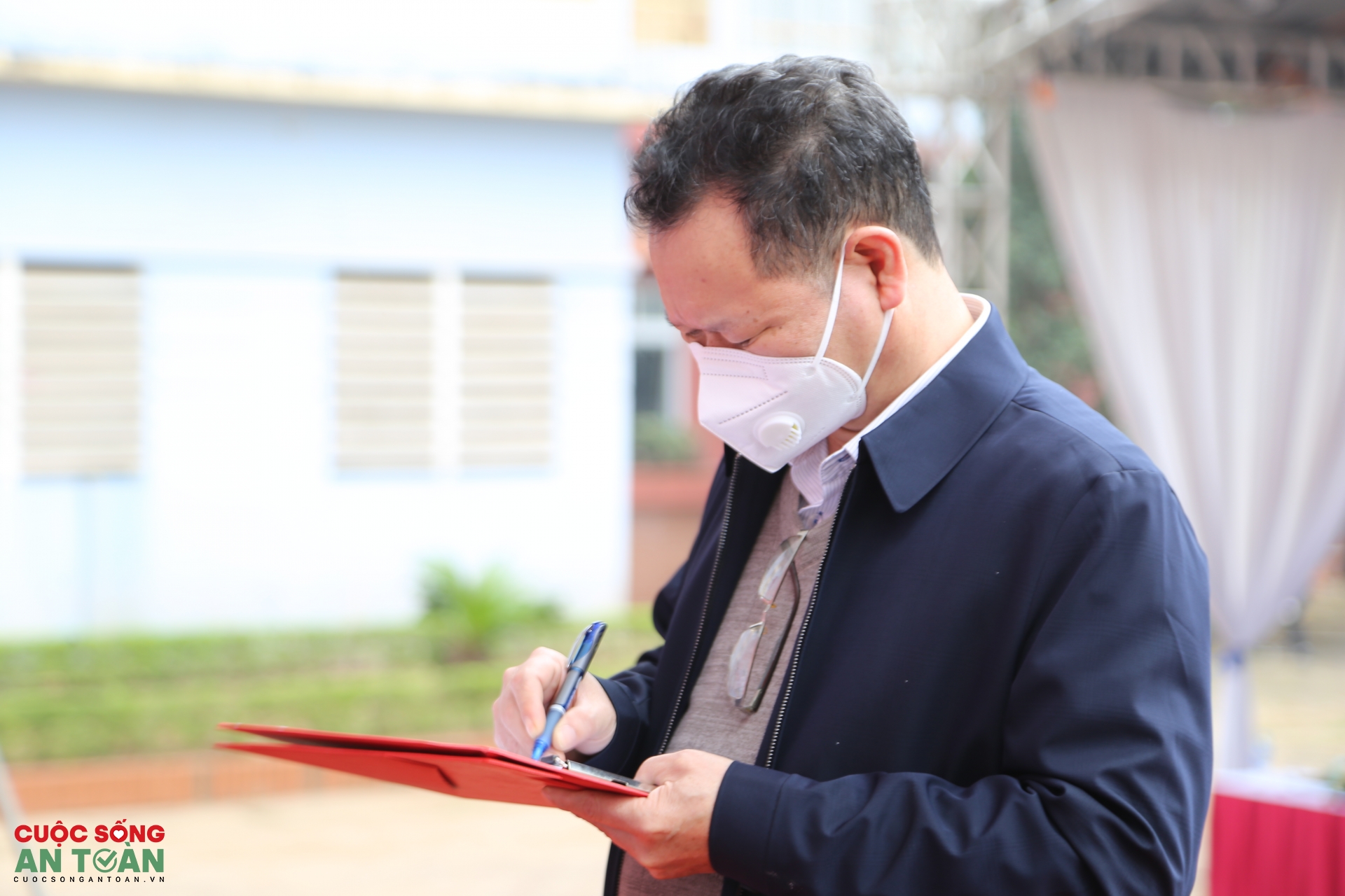 Công nhân Thủ đô trổ tài gói bánh chưng, bày mâm ngũ quả trong “Tết sum vầy”