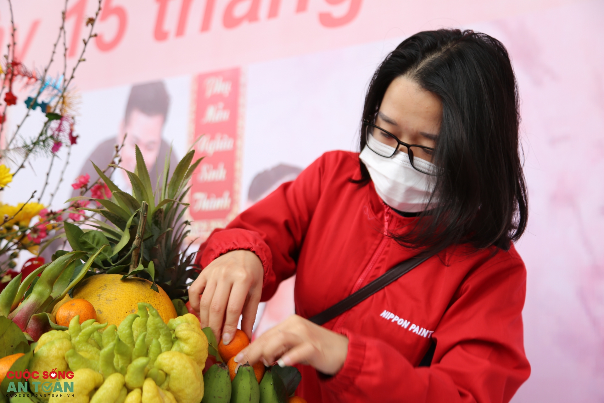 Công nhân Thủ đô trổ tài gói bánh chưng, bày mâm ngũ quả trong “Tết sum vầy”