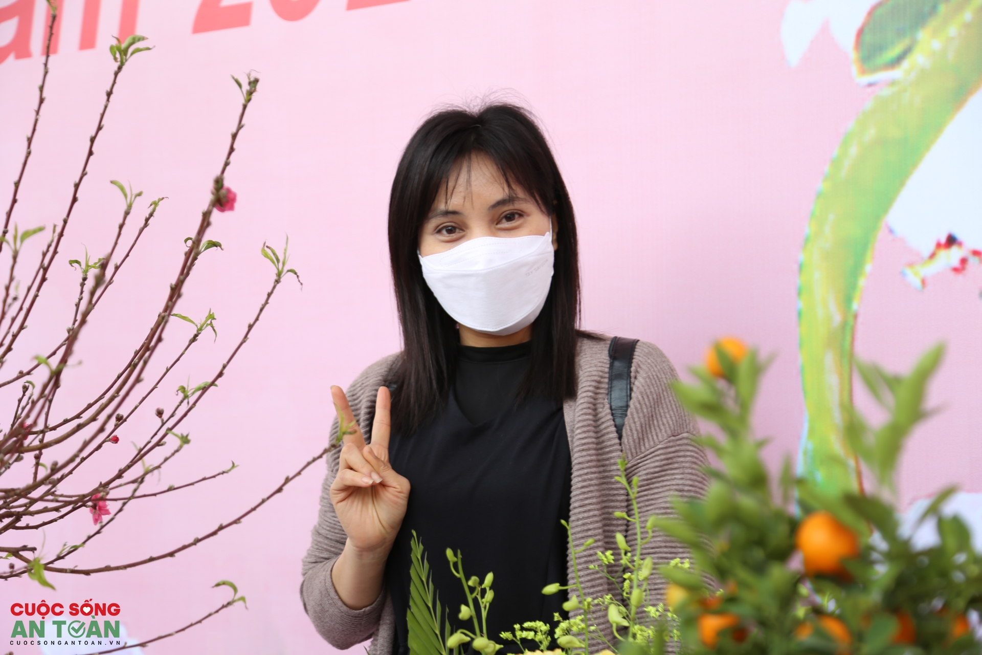 Công nhân Thủ đô trổ tài gói bánh chưng, bày mâm ngũ quả trong “Tết sum vầy”