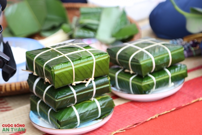 Công nhân Thủ đô trổ tài gói bánh chưng, bày mâm ngũ quả trong “Tết sum vầy”