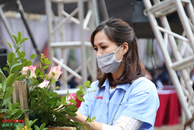 Công nhân Thủ đô trổ tài gói bánh chưng, bày mâm ngũ quả trong “Tết sum vầy”