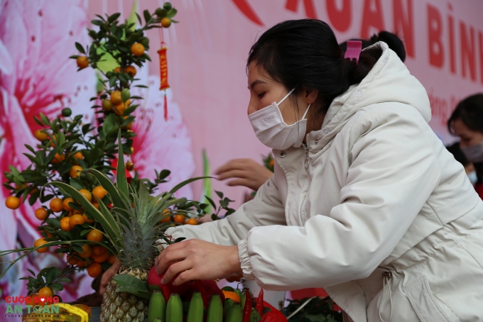 Công nhân Thủ đô trổ tài gói bánh chưng, bày mâm ngũ quả trong “Tết sum vầy”
